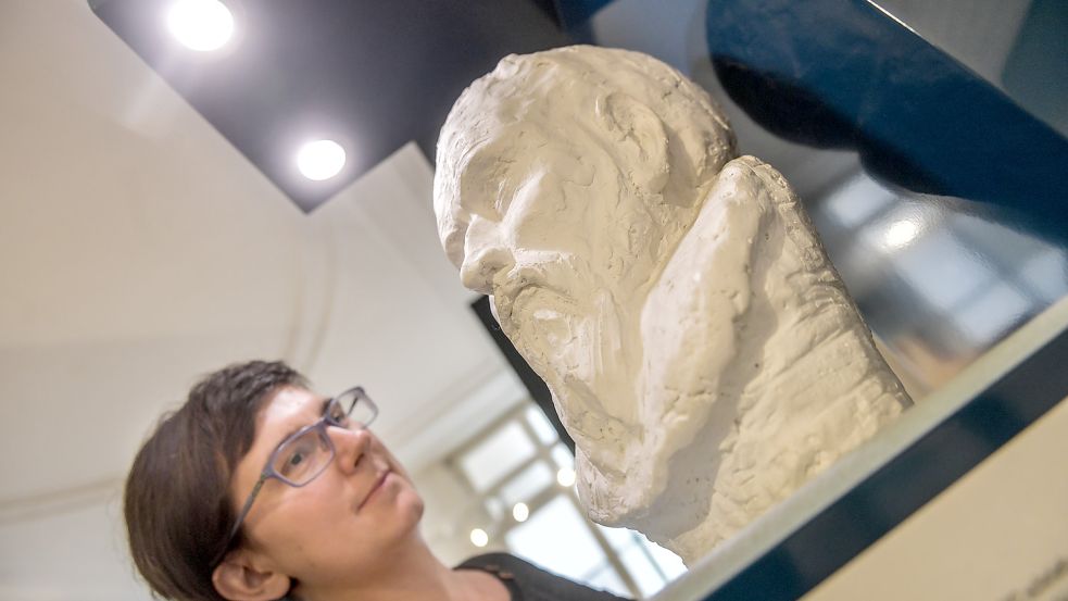 Die richtige Beleuchtung ist für Ausstellungsstücke wichtig: Hier bestaunt eine Besucherin im Historischen Museum in Aurich die Büsten des reformierten Theologen Ubbo Emmius.Foto: Ortgies