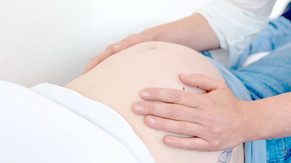 Doulas bieten auch in Ostfriesland ihre Dienste an. Bisher ist das Angebot allerdings noch wenig verbreitet, wenngleich die Nachfrage gestiegen ist. Foto: dpa/Thorsten Helmerichs