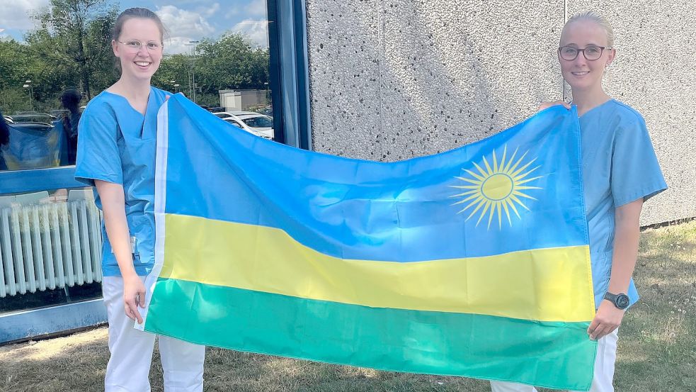 Lena Kruse (links) hat sich mit ihrer Kommilitonin Jana Westerholt schon auf die Reise nach Ruanda eingestimmt. Foto: privat