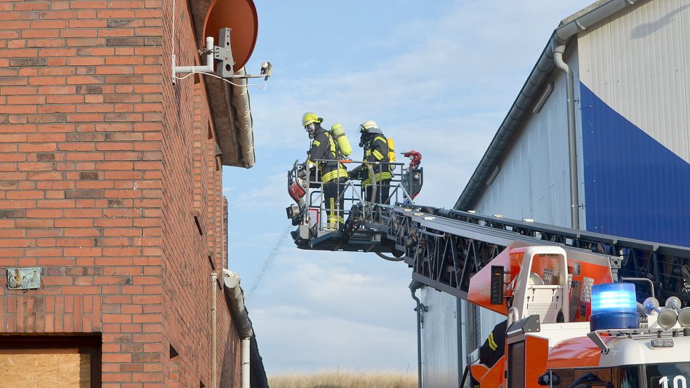 Auch die Drehleiter kam beim Brand in der leeren Lagerhalle zum Einsatz. Foto: Hoppe