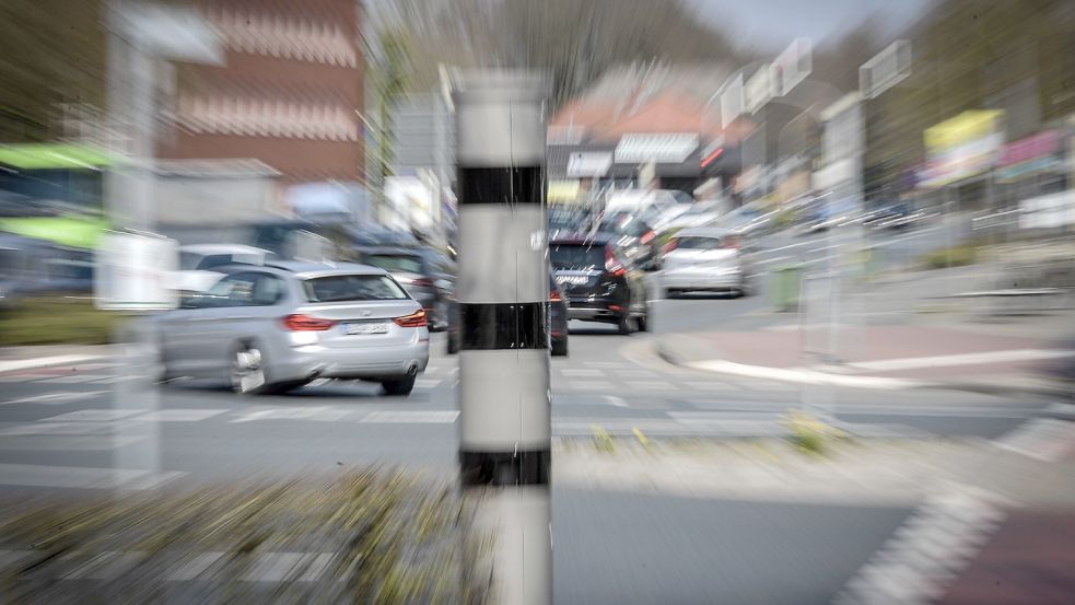 Die Blitzsäule am Pferdemarkt in Aurich erfasst sowohl Geschwindigkeits- als auch Rotlichtverstöße. Foto: Archiv/Ortgies