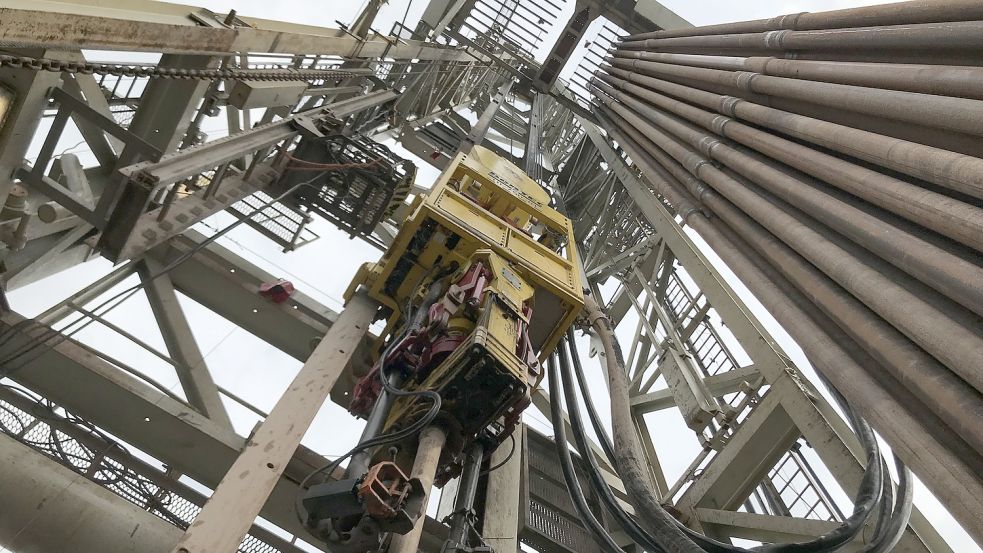Ein Blick nach oben: Eine 60 Meter hohe Anlage bringt derzeit in Georgsdorf die Bohrung Z17 nieder. Aus ihr will das Unternehmen Neptune Energy künftig Erdgas fördern. Foto: Nina Kallmeier