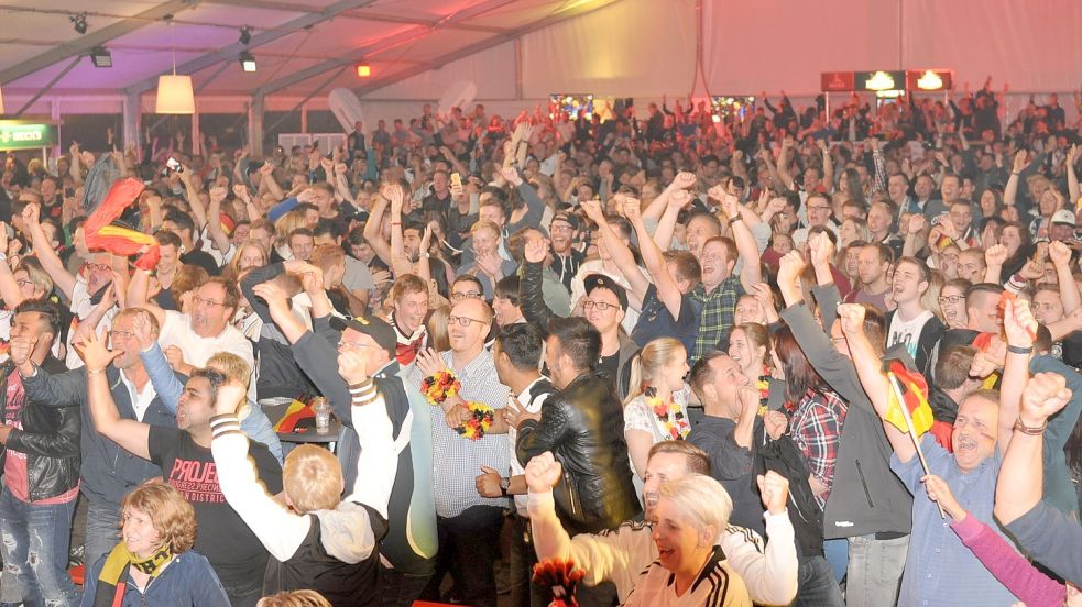 Schon bei der EM 2016 wurde das Public Viewing in Leer zur Zeltparty. Ob es im Vierteljahr ähnliche Bilder geben wird, ist fraglich. Foto: Wolters