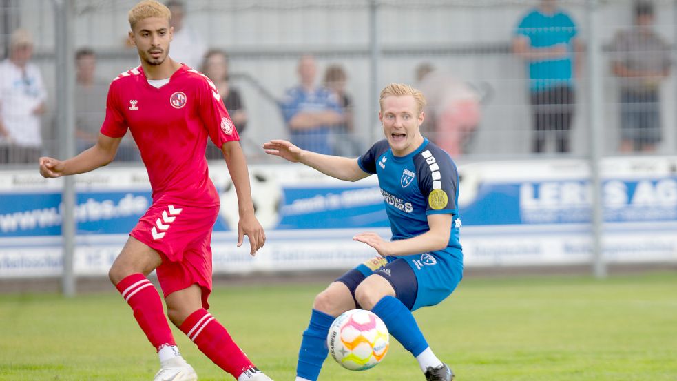 Kickers Emden traf auf Eintracht Norderstedt. Hier ist BSV-Spieler Nick Köster (rechts) einen Schritt schneller. Foto: Doden/Emden