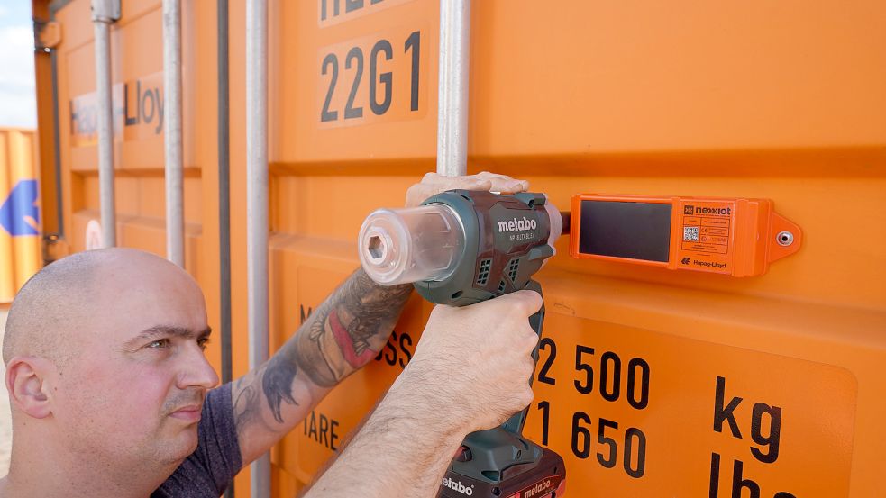 Mitarbeiter Marius Paluch befestigt an einem Hapag-Lloyd-Container ein Live-Tracking Gerät. Foto: Marcus Brandt
