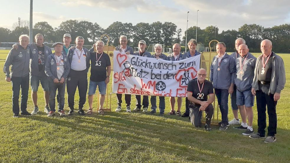 Nach einem lauten Empfang in Großefehn stellten sich die Bronzegewinner noch mal zum Gruppenfoto auf. Fotos: Privat