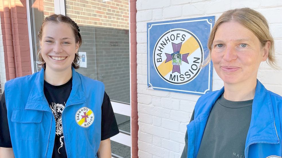 Sinja Büsselmann (links) und Heike Lieke betreiben nun die Bahnhofsmission in Leer. Foto: Nording