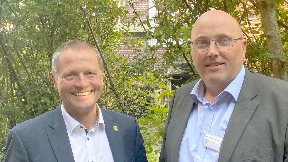 Heiko Goldenstein (rechts), Prokurist der Ubbo-Emmius-Klinik (UEK), und Andreas Epple, Leitender Kreisdirektor, sind als Interims-Geschäftsführer für die Trägergesellschaft Kliniken Aurich-Emden-Norden mbH benannt worden. Foto: Landkreis