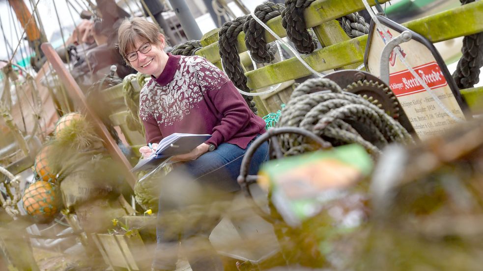 Heike Gerdes wählt als Schauplatz für ihre Krimis gerne mal den Leeraner Hafen. Fotos: Ortgies