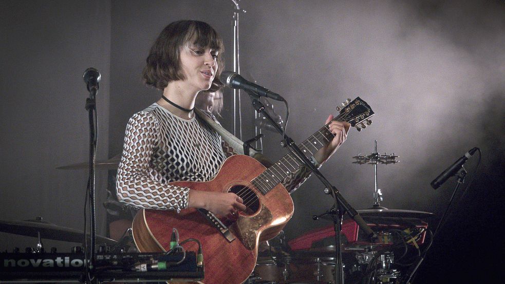 Die Sängerin Claire Pommet, alias Pomme, bei einem Konzert in Frankreich. Foto: imago images/ PanoramiC