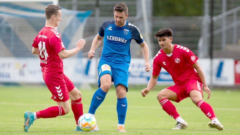 Tido Steffens (Mitte) und seine Emder Mitspieler hofften vergeblich auf etwas Zählbares beim Tabellenvierten. Archivfoto: Doden