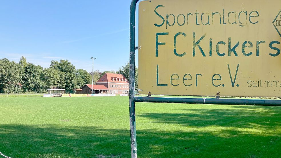 Auf dem Platz von Kickers Leer wächst aktuell wieder Rasen. Foto: Kierstein/Archiv