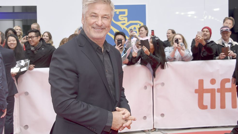 Nach dem tödlichen Schuss am Set des Westerns „Rust“ ist Alec Baldwin nun wieder in einer Schauspielrolle zu sehen. Foto: dpa/Evan Agostini