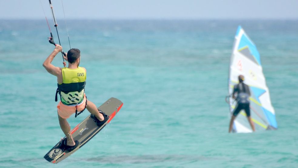 Kitesurfen oder Windsurfen: Auf der Nordsee können Wassersportfans beides. Foto: pixabay