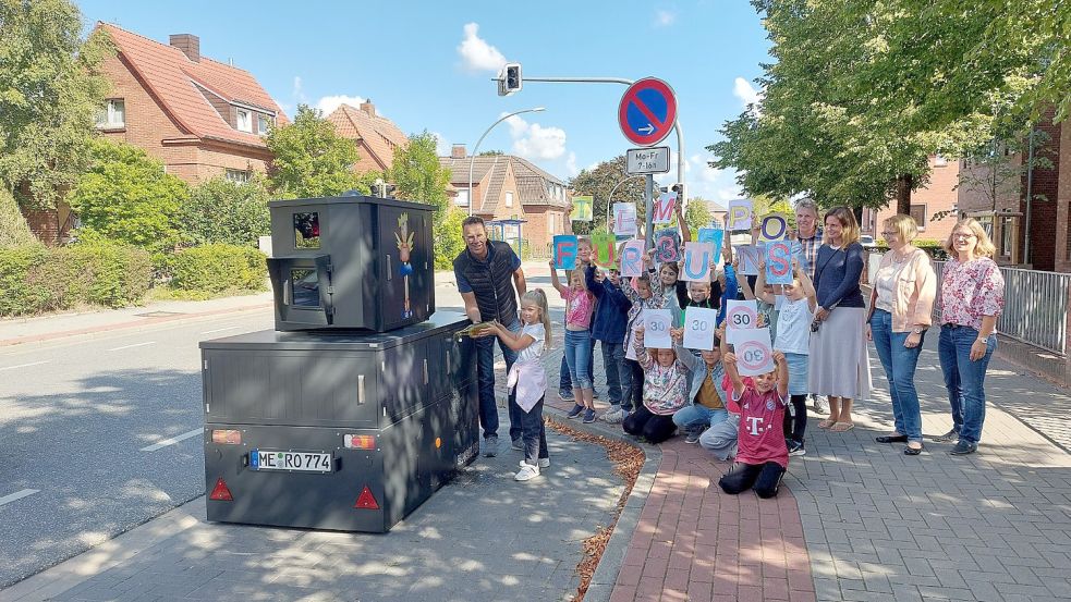 Vor der Grundschule Wolthusen wurde der semi-stationäre Blitzer auf den Namen „Engelke“ getauft. Schülerinnen und Schüler forderten mit ihren Schildern: „Tempo 30 für uns“. Fotos: Hanssen