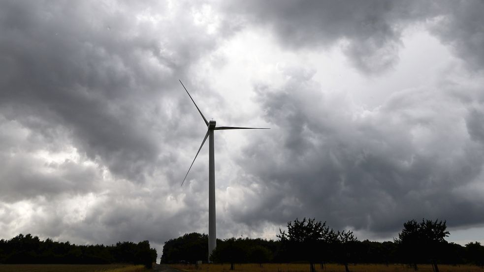 Eine Gewitterfront zieht über ein Windrad in Niedersachsen hinweg. Foto: Stratenschulte/dpa