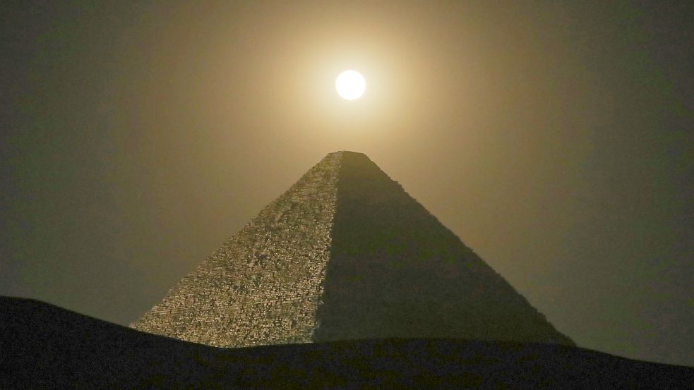 Vollmond über Gizeh Foto: dpa/Sui Xiankai