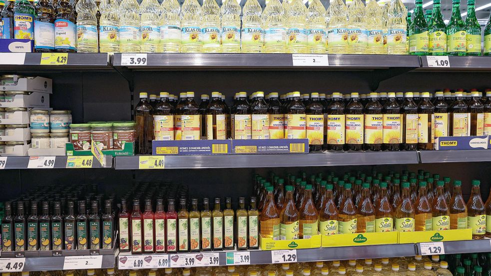 Sonnenblumen-, Raps- oder Olivenöl: Nach den Hamsterkäufen im Februar/März sind die Regale in Supermärkten wieder gut gefüllt. Foto: Imago Images/localpic