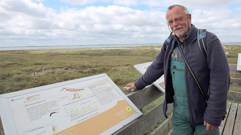 Ranger Jochen Runar vor dem Vogelparadies Flinthörn im Westen der Insel Langeoog. Foto: Böning