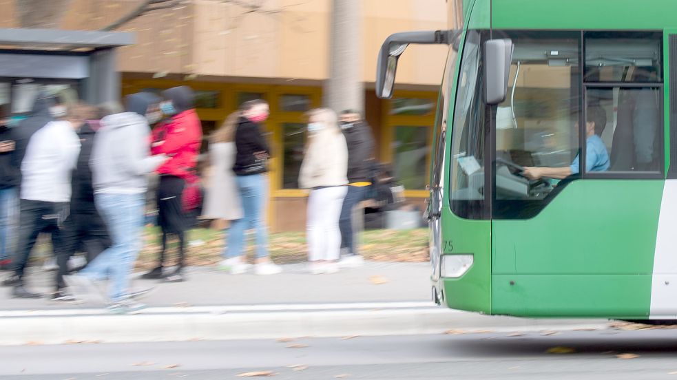 Von Uplengen fahren bis auf weiteres keine Busse mehr nach Augustfehn. Foto: Julian Stratenschulte/DPA