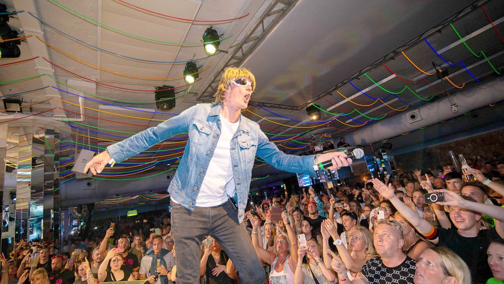 Mickie Krause bei einem Auftritt im Megapark auf Mallorca. Der Ballermann-Star hat angekündigt, künftig kürzer treten zu wollen. Foto: imago images/nicepix.world