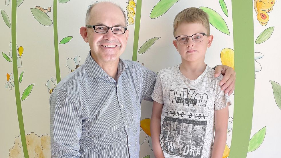 Dr. Daniel Schüler, Chefarzt der Klinik für Kinder- und Jugendmedizin im Klinikum Leer, mit seinem ersten Patienten Ole. Foto: Klinikum Leer