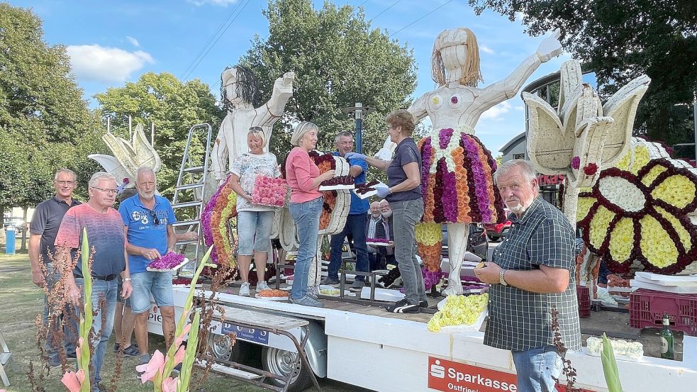 Die Mullberger Dorfgemeinschaft mit ihrem Wagen für den Umzug beim Blütenfest. Foto: Bär
