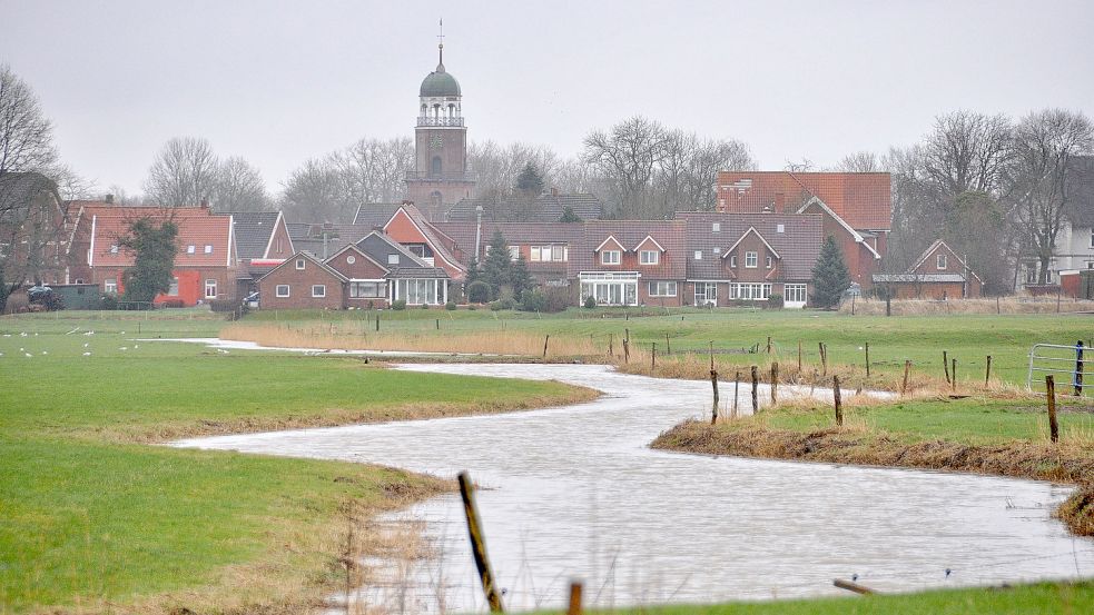 Nach starken Regenfällen staut sich das Wasser wie hier in Jemgum häufig in den Gräben, weil es nicht schnell genug abfließen kann. Foto: Wolters