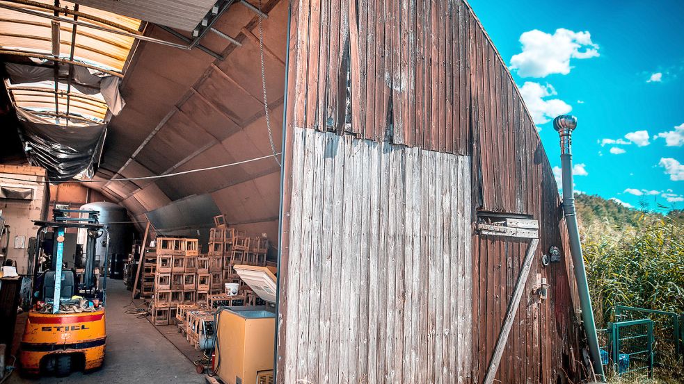 In dieser Rundhalle befindet sich bislang das Lager von Ostfriesen-Bräu. Es soll durch einen Neubau ersetzt werden. Foto: Cordsen