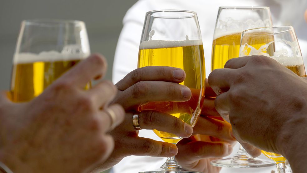 Die Brauerei Radeberger hat angekündigt, die Preise für zu erhöhen. Foto: imago images/Ulrich Roth