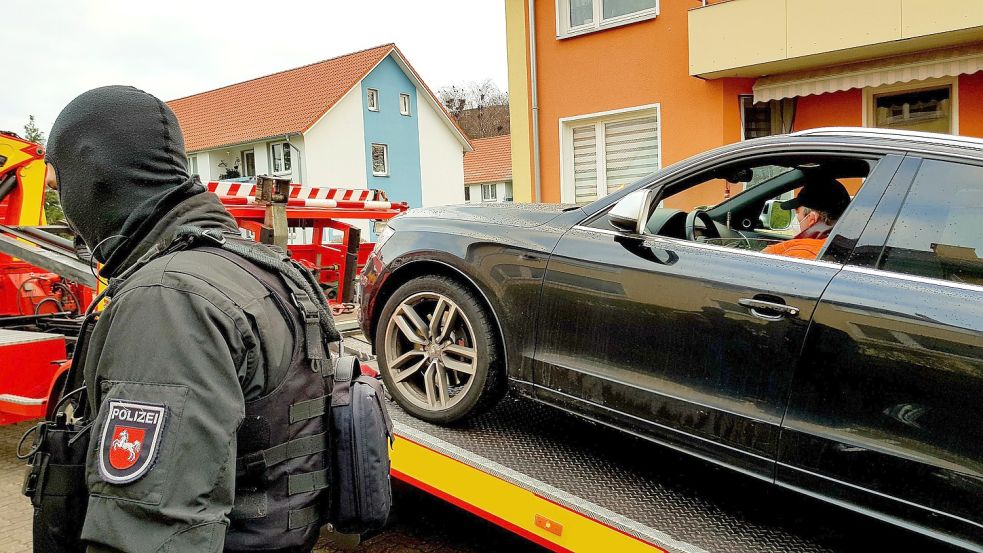 Die Polizei beschlagnahmt in Achim, Niedersachsen, im Zuge einer Razzia gegen sogenannte Clan-Kriminalität ein Auto. Foto: Polizeidirektion Oldenburg