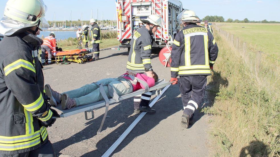 Am Greetsieler Hafen läuft die Übung. Foto: Feuerwehr