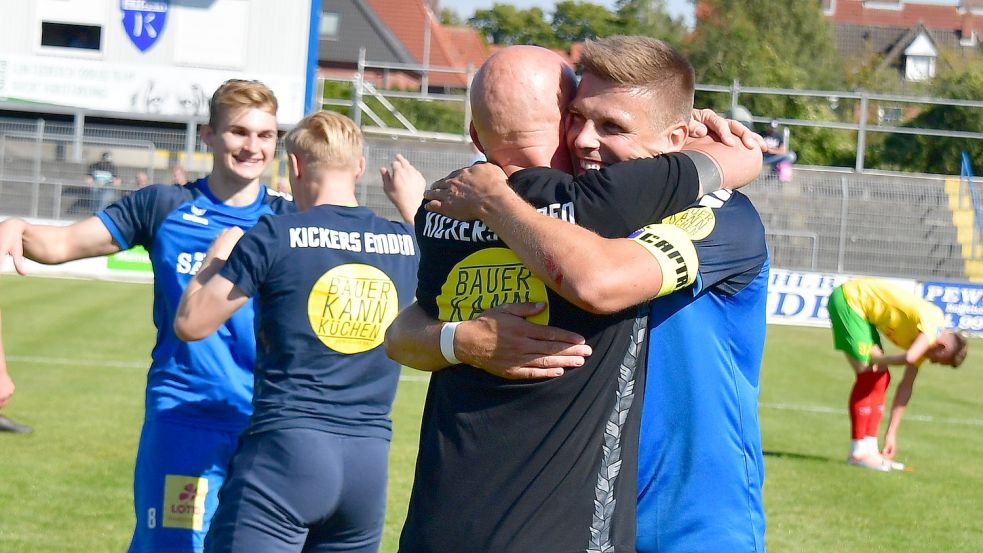 Glückselig feierten die Emder (vorne Trainer Stefan Emmerling und Bastian Dassel) den Erfolg. Fotos: Wagenaar