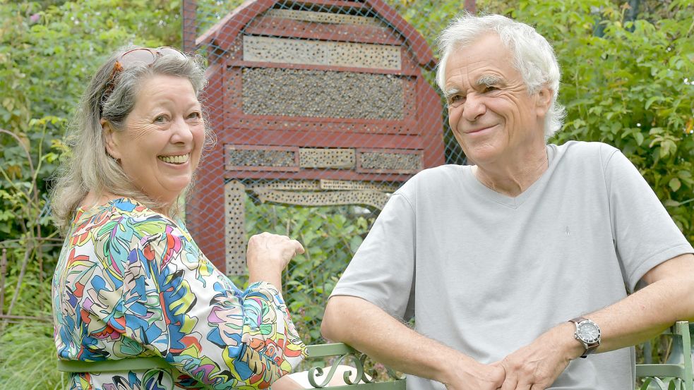 Elfriede und Alexander Schindler freuen sich über ihren insektenfreundlichen Garten. Foto: Ortgies