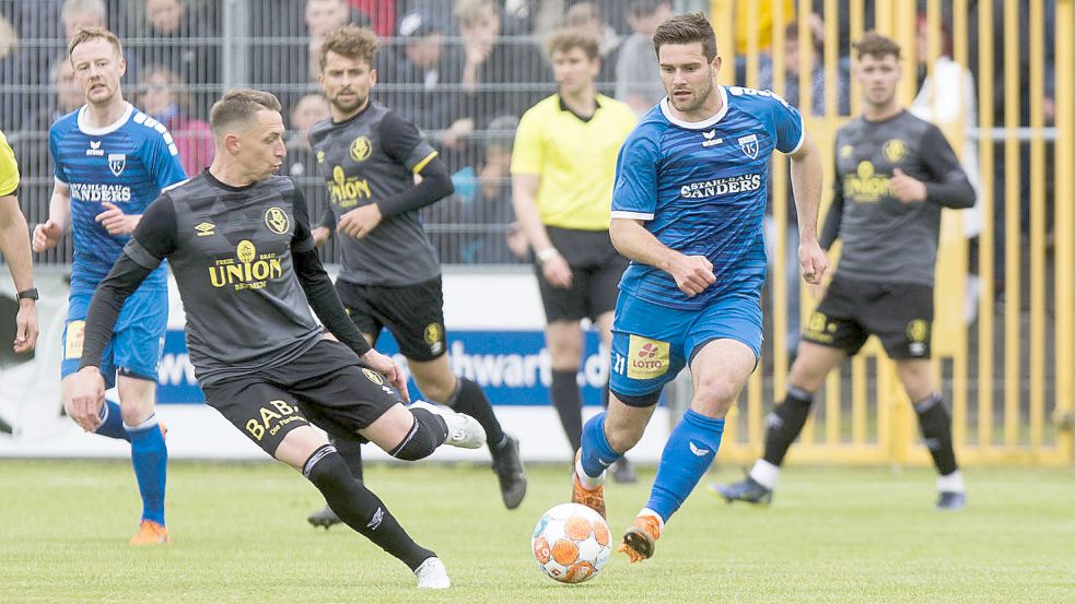 In der Aufstiegsrunde zur Regionalliga bezwang Kickers (rechts Tido Steffens, links Matthias Goosmann) den Bremer SV am 29. Mai mit 2:1. Archivfoto: Doden