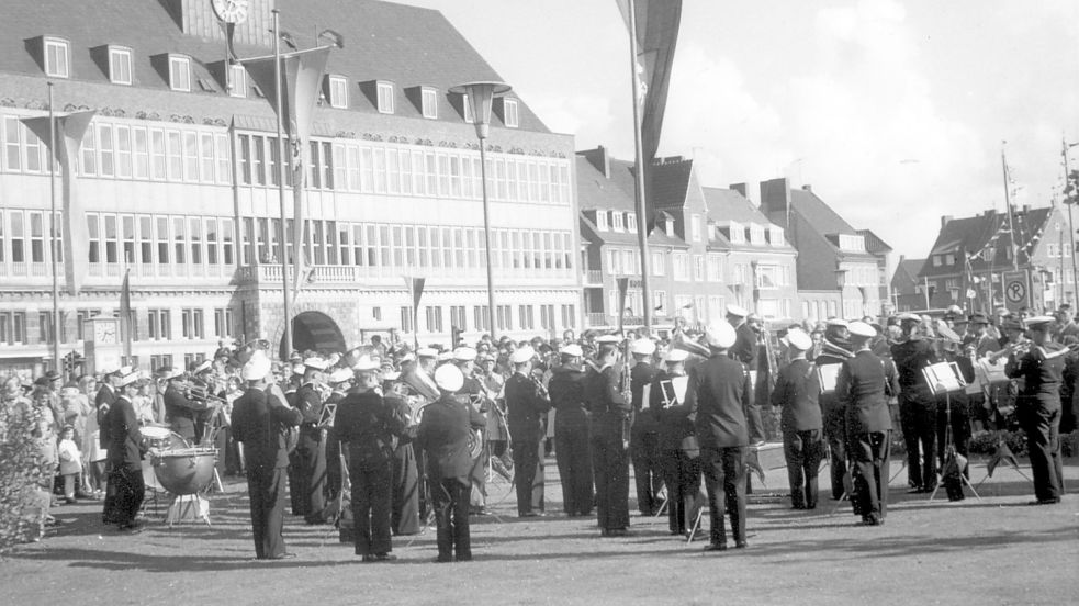 Die Wiedereröffnung des Emder Rathauses vor 60 Jahren war ein Großspektakel mit Musik und Tanz. Fotos: Stadtarchiv