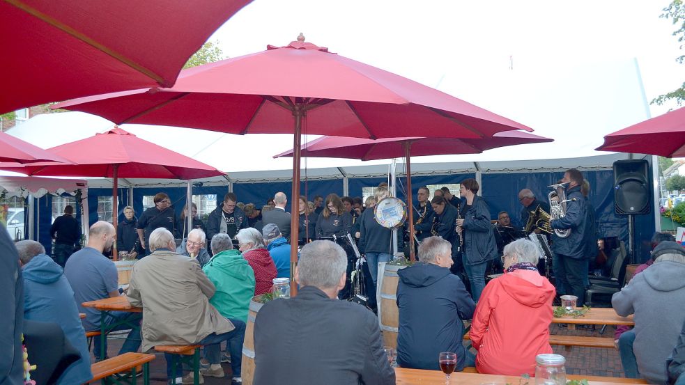 Egal, wie das Wetter ist: Das Weinfest in Weener hat sich zu einem beliebten Treffpunkt gemausert – nicht nur wegen der netten Gespräche bei einem Schoppen Wein, sondern auch wegen des Musikprogramms des TMV Weener. Foto: Privat