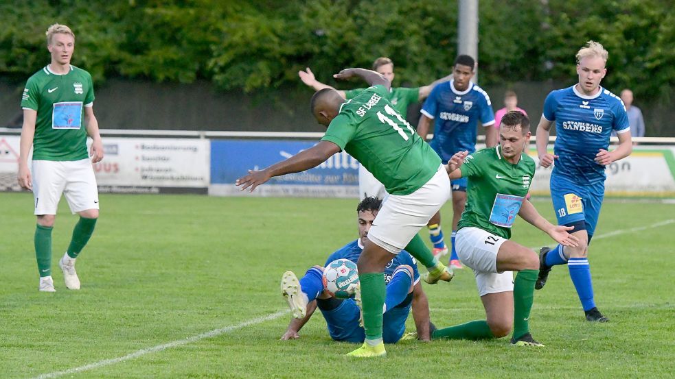 Im Vorjahr boten Kickers und Larrelt ein umkämpftes, enges Finale. Auch an diesem Dienstag wird gewiss um jeden Ball gekämpft wie in dieser Szene. Archivfotos: Damm