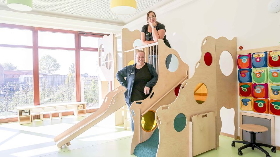 Sabrina Köster (vorne) und Sandra Redenius leiten die neue Kita „Rundum“ in Westerhusen. Foto: Hock