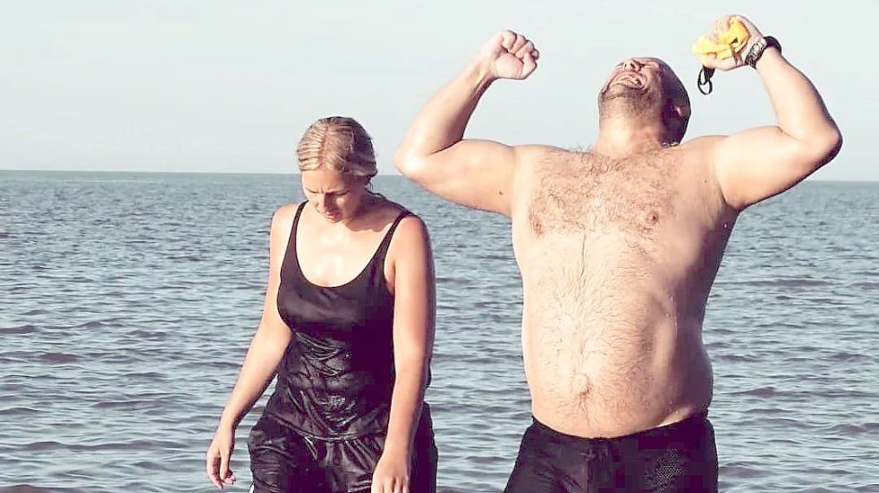 Die letzten 100 Meter zum Hooksieler Strand schwamm Marc Philipp Kraus an der Seite seiner Partnerin Stephanie Höhler. Foto: Privat