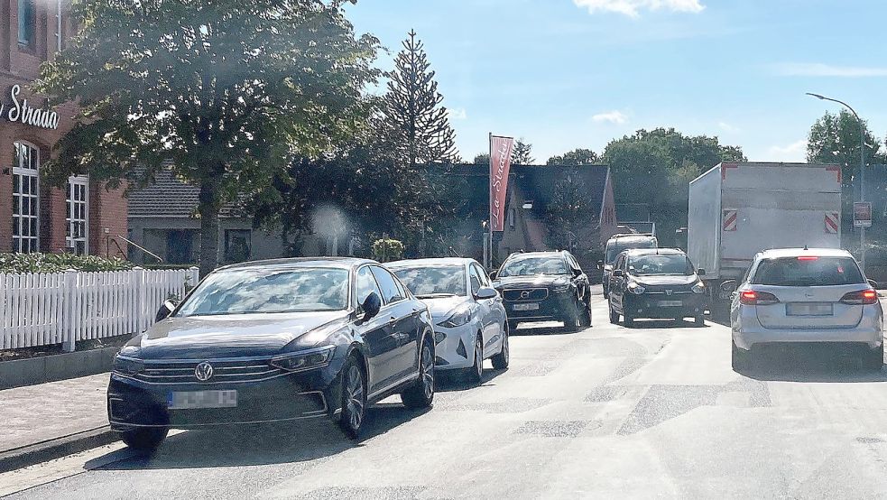 Eigentlich ist die Friesenstraße in Riepe nicht eng. Aber wenn rechts und links Fahrzeuge stehen, kommt es zu den Stoßzeiten zu Problemen. Foto: Böning