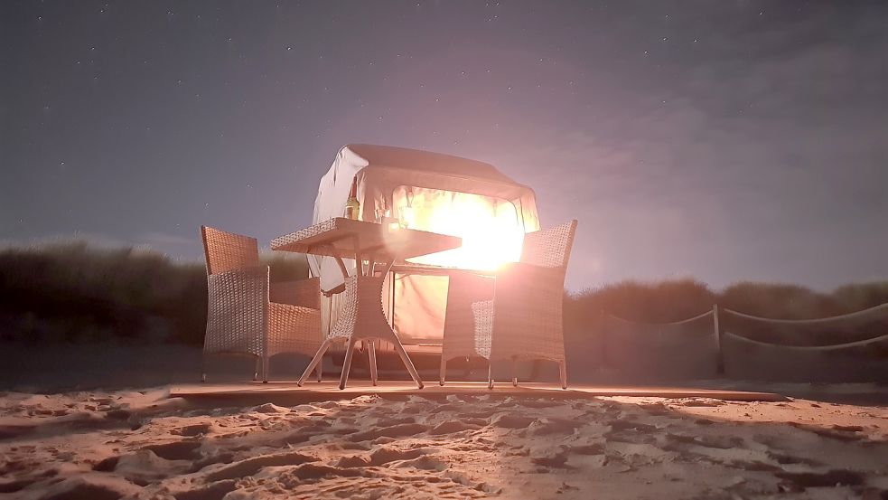 In Norddeich gibt es eine kleine Terrasse mit Tisch und Stühlen vor dem Schlafstrandkorb. Für Sternegucker definitiv ein Erlebnis, für Leichtschläfer eher nicht. Foto: Hock