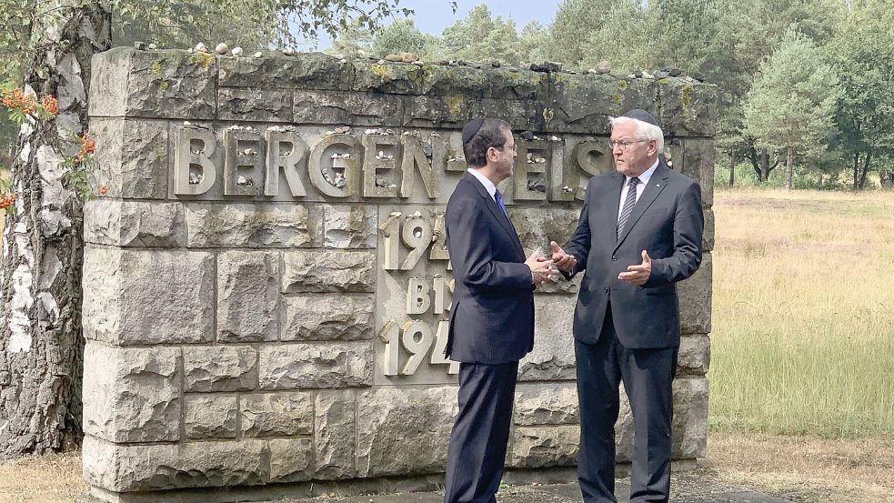 Israels Präsident Izchak Herzog (l.) und Bundespräsident Frank-Walter Steinmeier stehen am Gedenkstein Bergen-Belsen. Etwa 52.000 KZ-Häftlinge und mehr als 20.000 Kriegsgefangene kamen in Bergen-Belsen in den Jahren 1940 bis 1945 ums Leben. Foto: Lars Laue