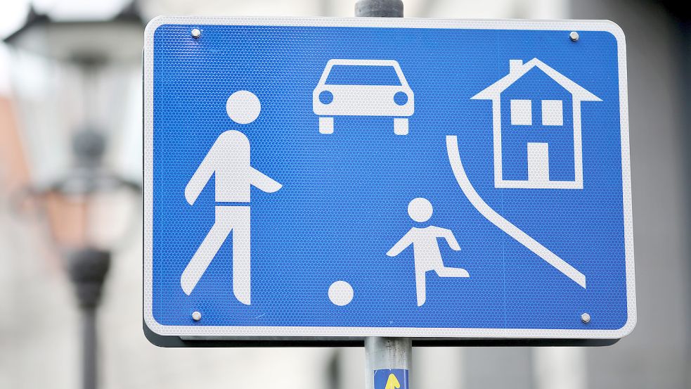 Wo ein solches Schild steht, ist nur Schrittgeschwindigkeit erlaubt. Das war auch an der Unfallstelle in Aurich der Fall. Foto: Woitas/dpa