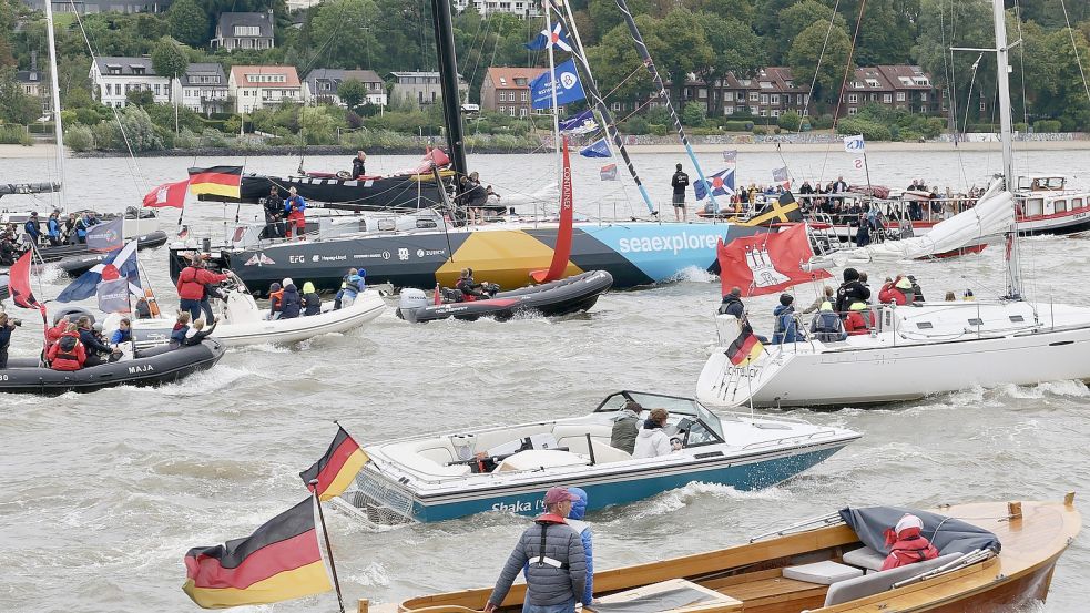 Rund 70 Boote begleiteten Boris Herrmann auf seiner neuen Rennyacht auf der Elbe bis nach Hamburg. Foto: Karolina Meyer-Schilf