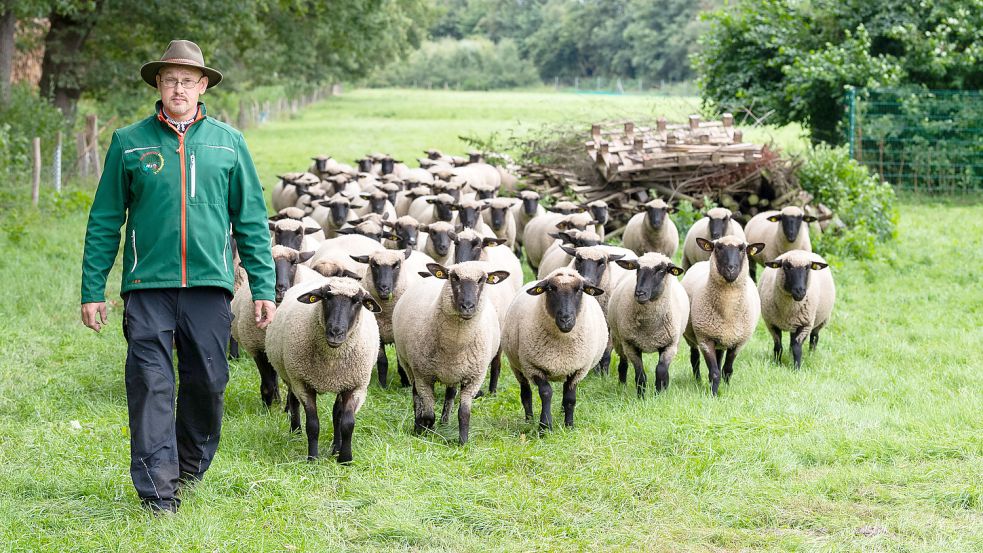 Schafhalter Wendelin Schmücker will sich bewaffnen, um seine Tiere zu schützen. Foto: dpa/Philipp Schulze