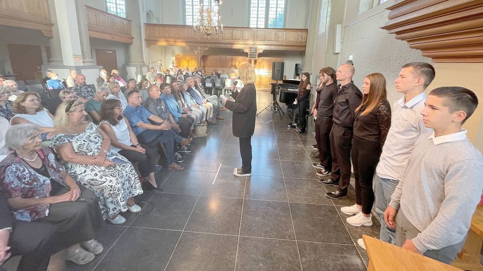 Schüler der BBS I tragen in der Neuen Kirche Zeugenberichte vom 6. September 1944 in Emden und vom 24. Februar 2022 in Charkiw vor. Foto: Päschel