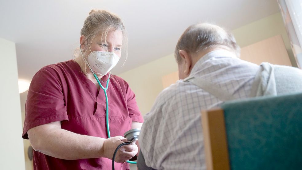 Gesetzliche Vorgaben für eine bessere Bezahlung von Pflegekräften werden zusehends umgesetzt. Foto: Marijan Murat/dpa