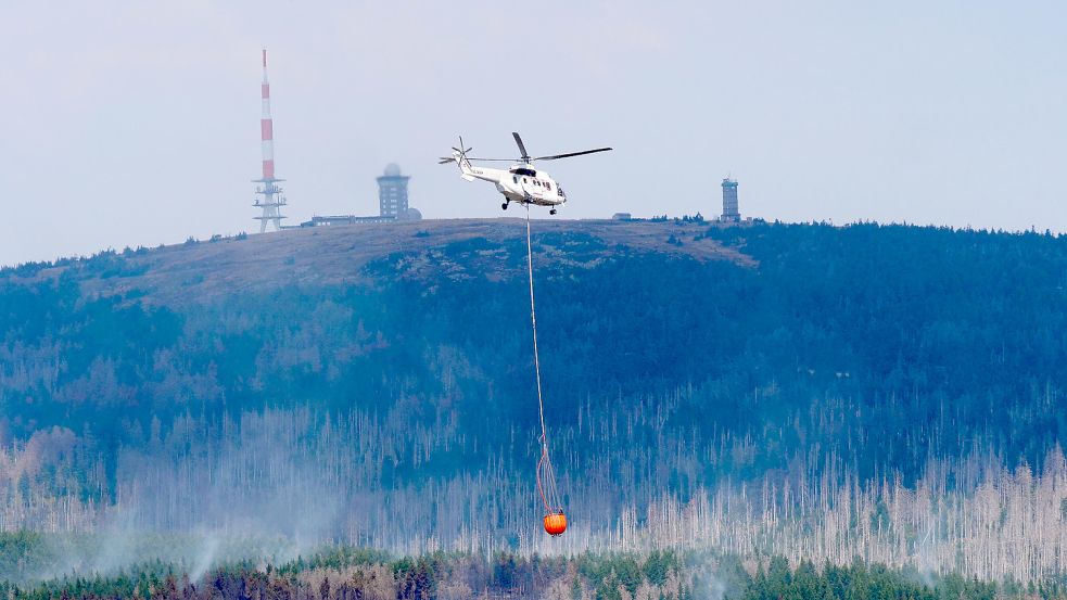 Löscharbeiten am Brocken: Hubschrauber transportieren Wasser zu den Brandherden im Harz. Foto: IMAGO images/Martin Wagner
