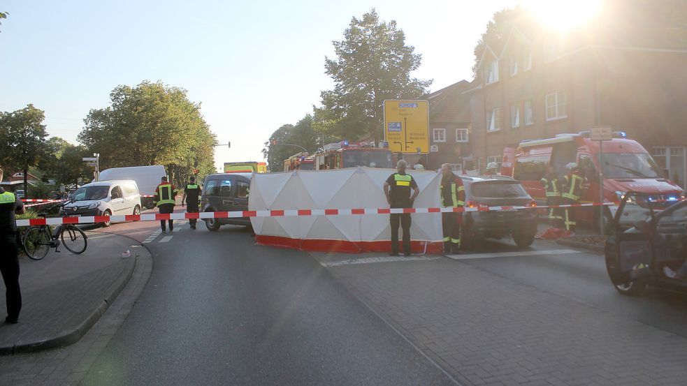 Mit Sichtschutzwänden wurde die Unfallstelle abgeschirmt. Foto: Jan-Marco Bienhoff/Feuerwehr